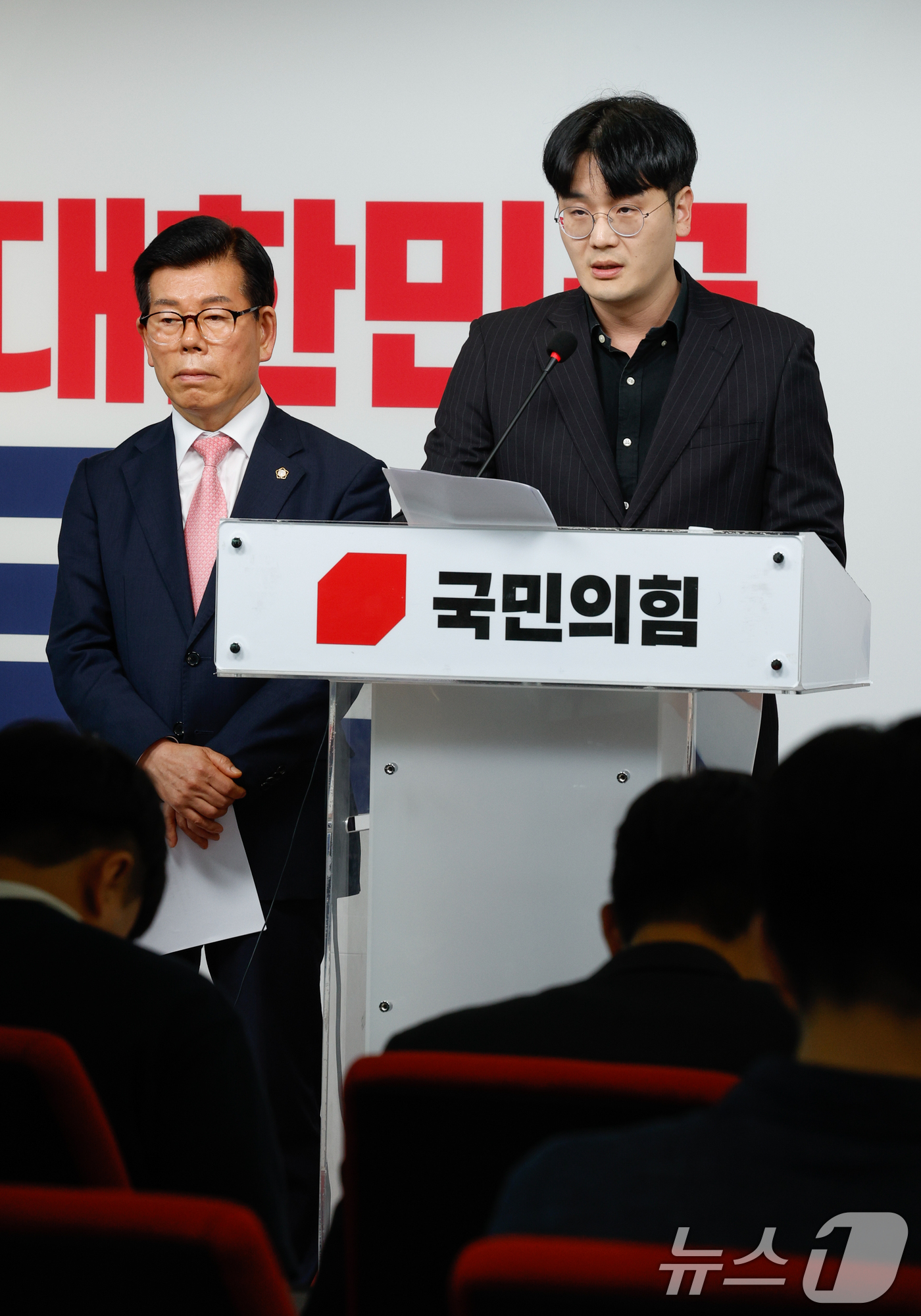 (서울=뉴스1) 안은나 기자 = 유재호 전 성남시의원(오른쪽)과 장영하 국민의힘 중앙선대위 진실대응전략단장이 18일 서울 여의도 당사에서 이재명 더불어민주당 대통령 후보의 성남시장 …