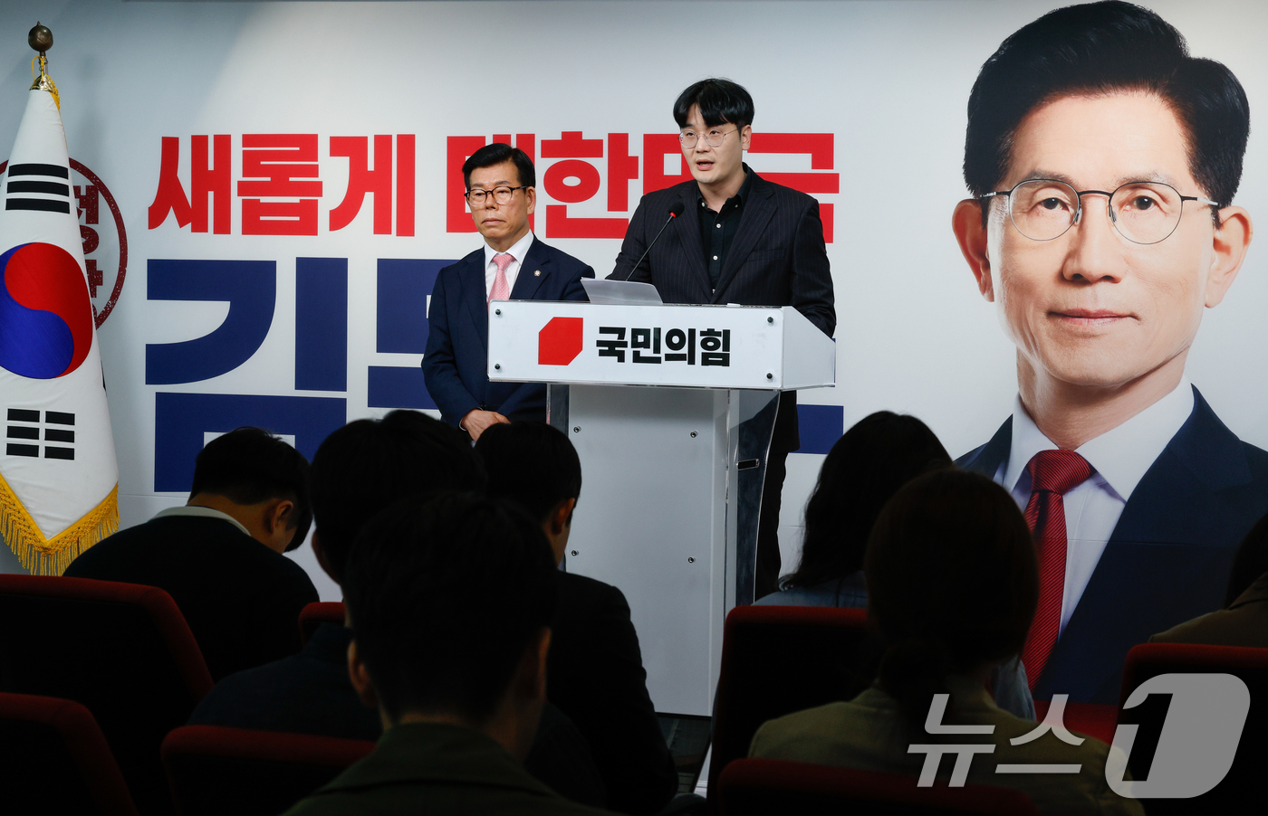 (서울=뉴스1) 안은나 기자 = 유재호 전 성남시의원(오른쪽)과 장영하 국민의힘 중앙선대위 진실대응전략단장이 18일 서울 여의도 당사에서 이재명 더불어민주당 대통령 후보의 성남시장 …