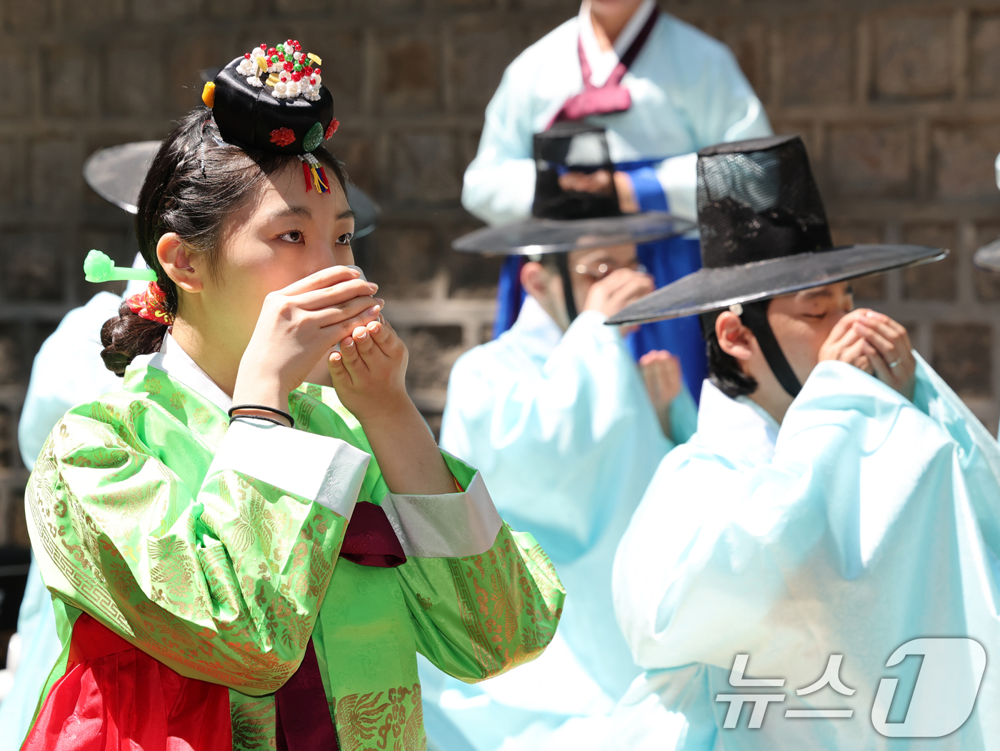 (서울=뉴스1) 황기선 기자 = 5월 셋째 월요일 ‘성년의 날’을 하루 앞둔 18일 오후 서울 덕수궁 돌담길에서 열린 '성년의 날 기념행사'에서 올해 성년이 되는 청소년들이 '전통 …