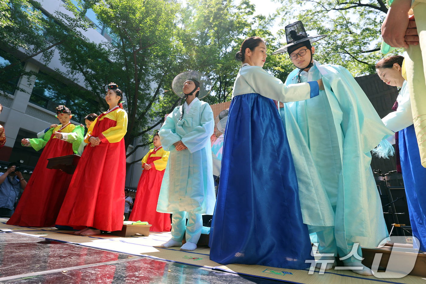 (서울=뉴스1) 황기선 기자 = 5월 셋째 월요일 ‘성년의 날’을 하루 앞둔 18일 오후 서울 덕수궁 돌담길에서 열린 '성년의 날 기념행사'에서 올해 성년이 되는 청소년들이 '전통 …