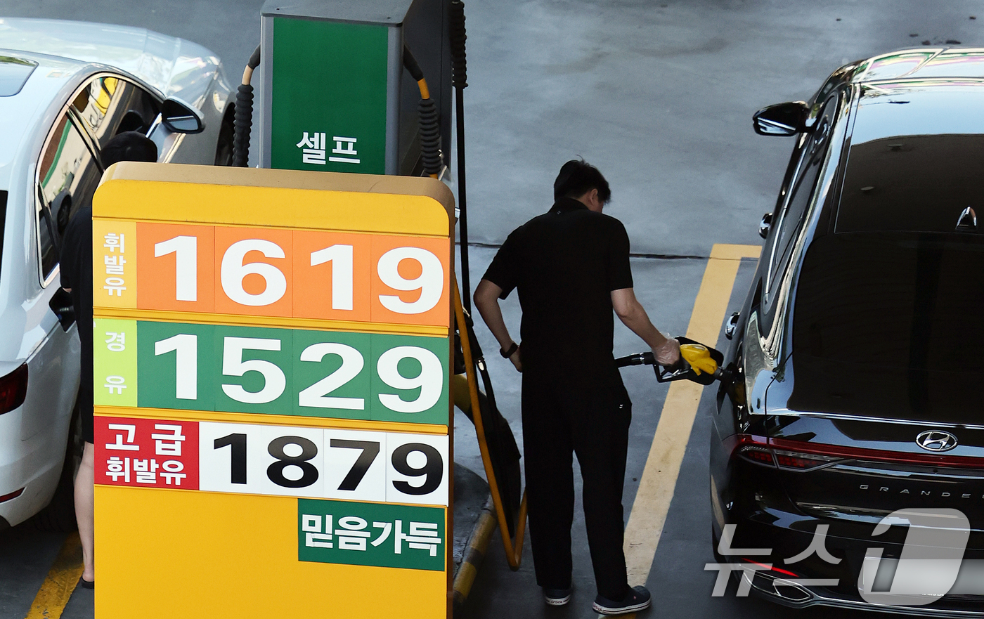 (서울=뉴스1) 오대일 기자 = 주유소 기름값이 다시 하락세로 돌아선 가운데 18일 서울의 한 주유소 휘발윳값이 1,619원을 나타내고 있다. 한국석유공사 유가정보시스템 오피넷에 …