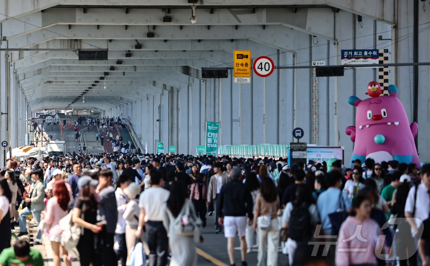 (서울=뉴스1) 김도우 기자 = 18일 서울 서초구 잠수교에서 열린 '차 없는 잠수교 뚜벅뚜벅 축제'를 찾은 시민들이 발걸음을 옮기고 있다. 2025.5.18/뉴스1