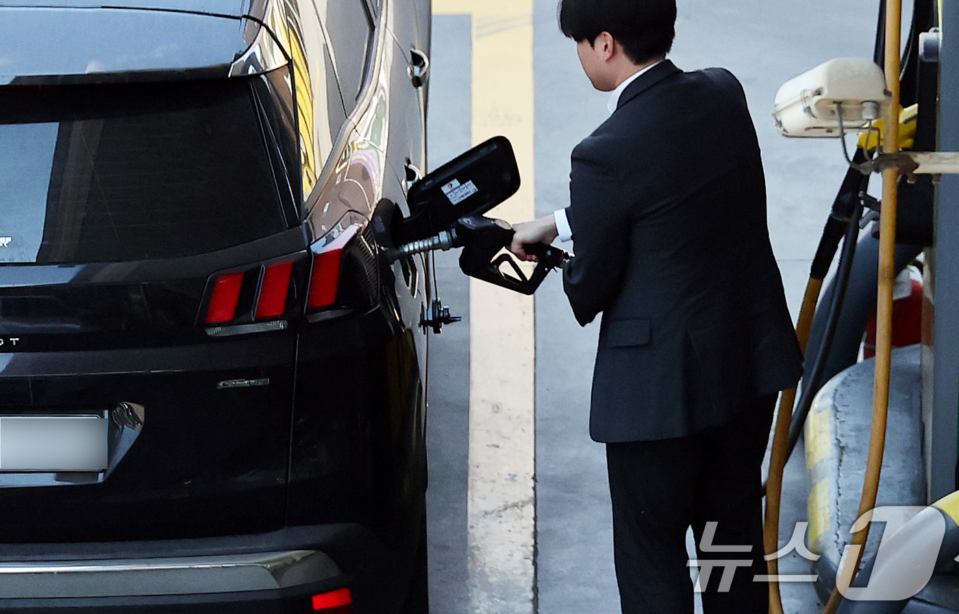 (서울=뉴스1) 오대일 기자 = 주유소 기름값이 다시 하락세로 돌아선 가운데 18일 서울의 한 주유소에서 고객이 주유를 하고 있다. 한국석유공사 유가정보시스템 오피넷에 따르면 5월 …