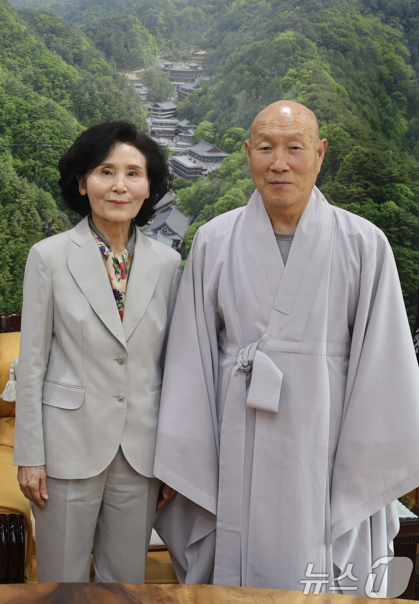 (서울=뉴스1) = 김문수 국민의힘 대통령 후보 부인 설난영 여사가 18일 서울 서초구 관문사에서 열린 대한불교천태종 중앙신도회장 이취임 법요식에 참석해 천태종 총무원장 덕수스님과 …