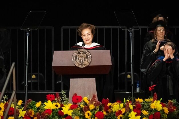 "겸허·끈기·배려가 중요"…이미경 CJ부회장, 美 명문대 졸업식 연설