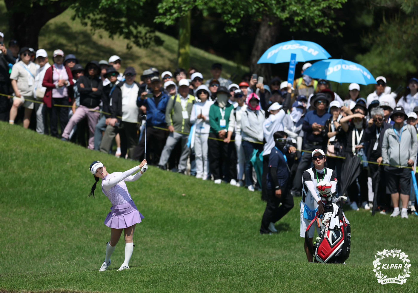 (춘천=뉴스1) = 이예원이 18일 강원 춘천시 라데나CC에서 열린 '제17회 두산 매치플레이' 결승 3,4위전 2번홀에서 아이언샷을 하고 있다. (KLPGA 제공, 재판매 및 D …