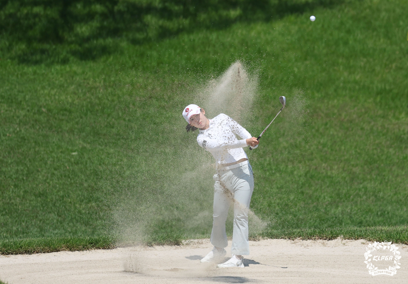 (춘천=뉴스1) = 황유민이 18일 강원 춘천시 라데나CC에서 열린 '제17회 두산 매치플레이' 결승 3,4위전 2번홀에서 페어웨이 벙커샷을 하고 있다. (KLPGA 제공, 재판매 …