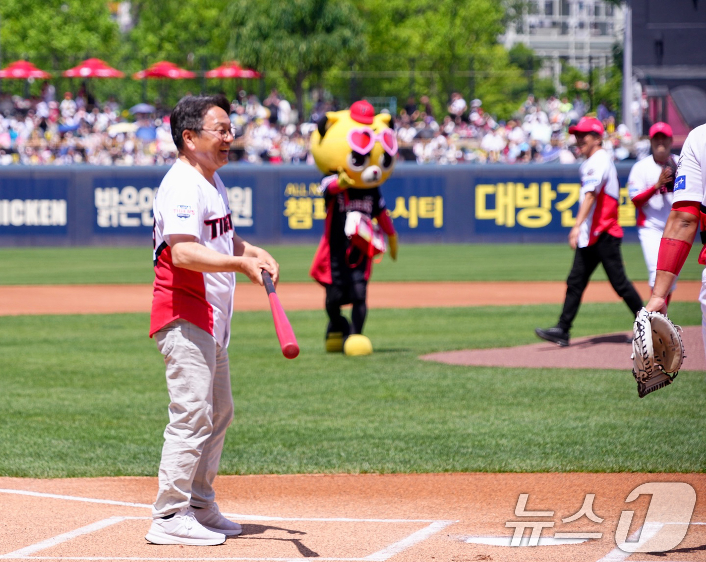 (광주=뉴스1) 박준배 기자 = 강기정 광주시장이 18일 오후 광주기아챔피언스필드에서 열린 '2025 신한 SOL뱅크 KBO리그' KIA타이거즈와 두산베어스 경기에서 시타를 하고 …