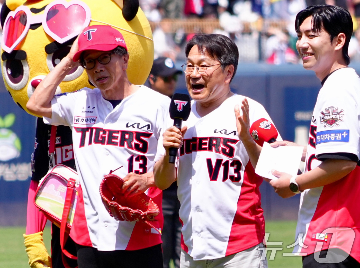 (광주=뉴스1) 박준배 기자 = 강기정 광주시장이 18일 오후 광주기아챔피언스필드에서 열린 '2025 신한 SOL뱅크 KBO리그' KIA타이거즈와 두산베어스 경기에서 인사말을 하고 …