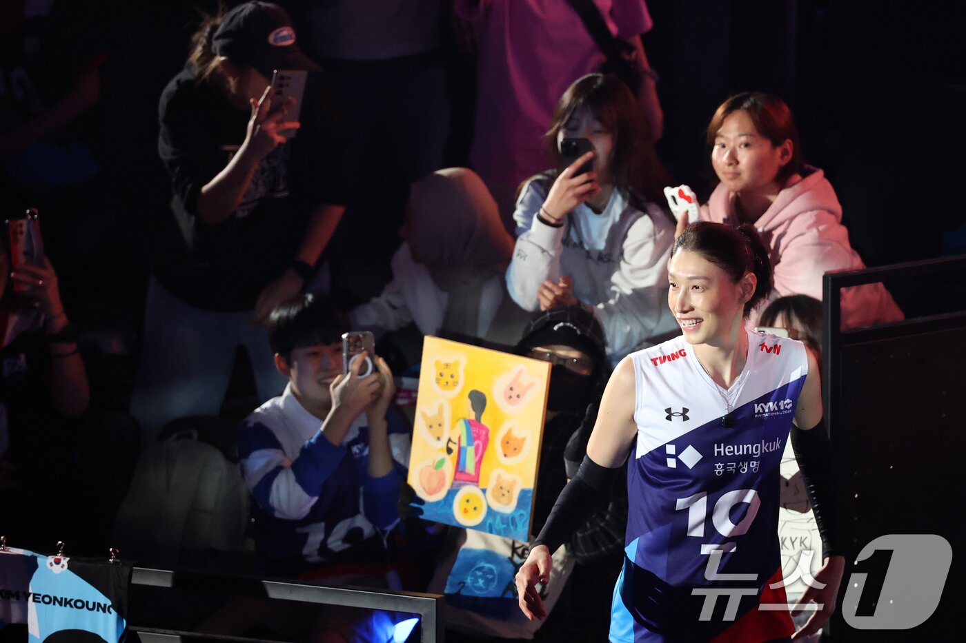 본문 이미지 - 18일 인천시 삼산월드체육관에서 열린 &#39;KYK INVITATIONAL&#40;인비테이셔널&#41; 2025&#39; 세계 배구 올스타전 경기에서 배구 레전드 김연경이 코트에 입장하고 있다. 2025.5.18/뉴스1 ⓒ News1 이승배 기자