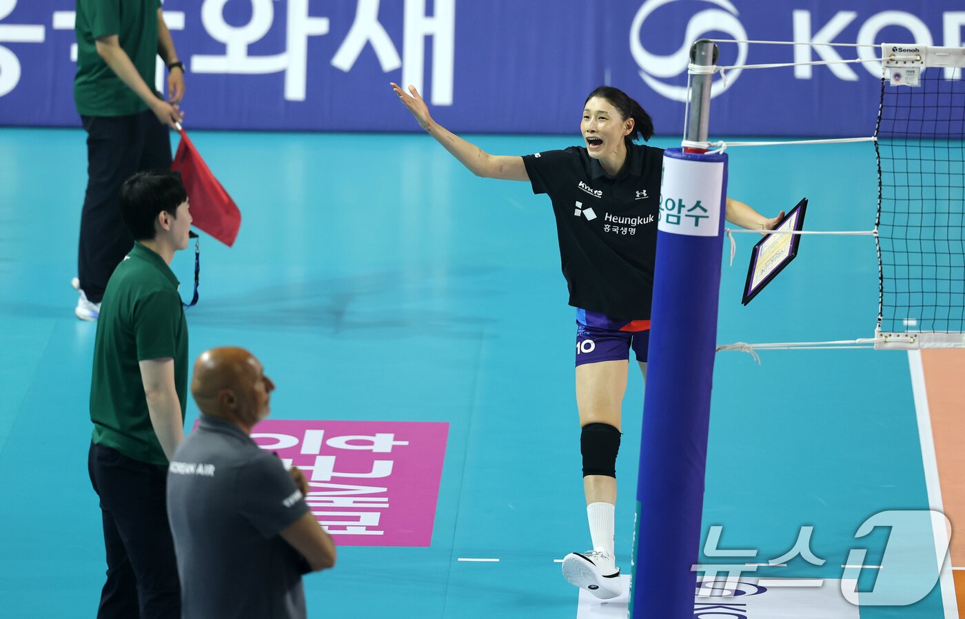 본문 이미지 - 18일 인천시 삼산월드체육관에서 열린 &#39;KYK INVITATIONAL&#40;인비테이셔널&#41; 2025&#39; 세계 배구 올스타전 경기에서 스타팀 감독으로 나선 배구 레전드 김연경이 심판진에 항의하고 있다. 2025.5.18/뉴스1 ⓒ News1 이승배 기자