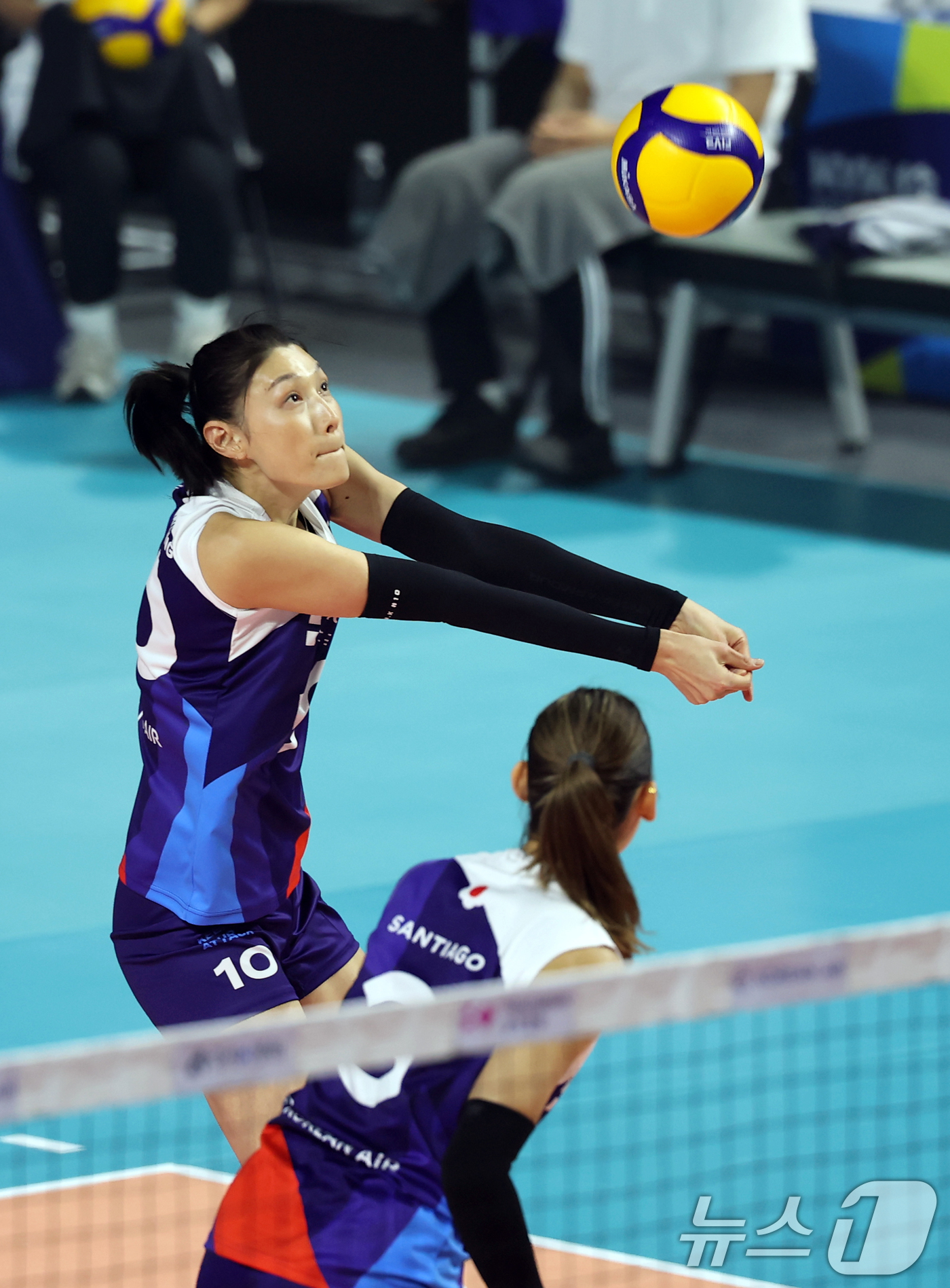 (인천=뉴스1) 이승배 기자 = 배구 레전드 김연경이 18일 인천시 삼산월드체육관에서 열린 'KYK INVITATIONAL(인비테이셔널) 2025' 세계 배구 올스타전 경기에서 스 …