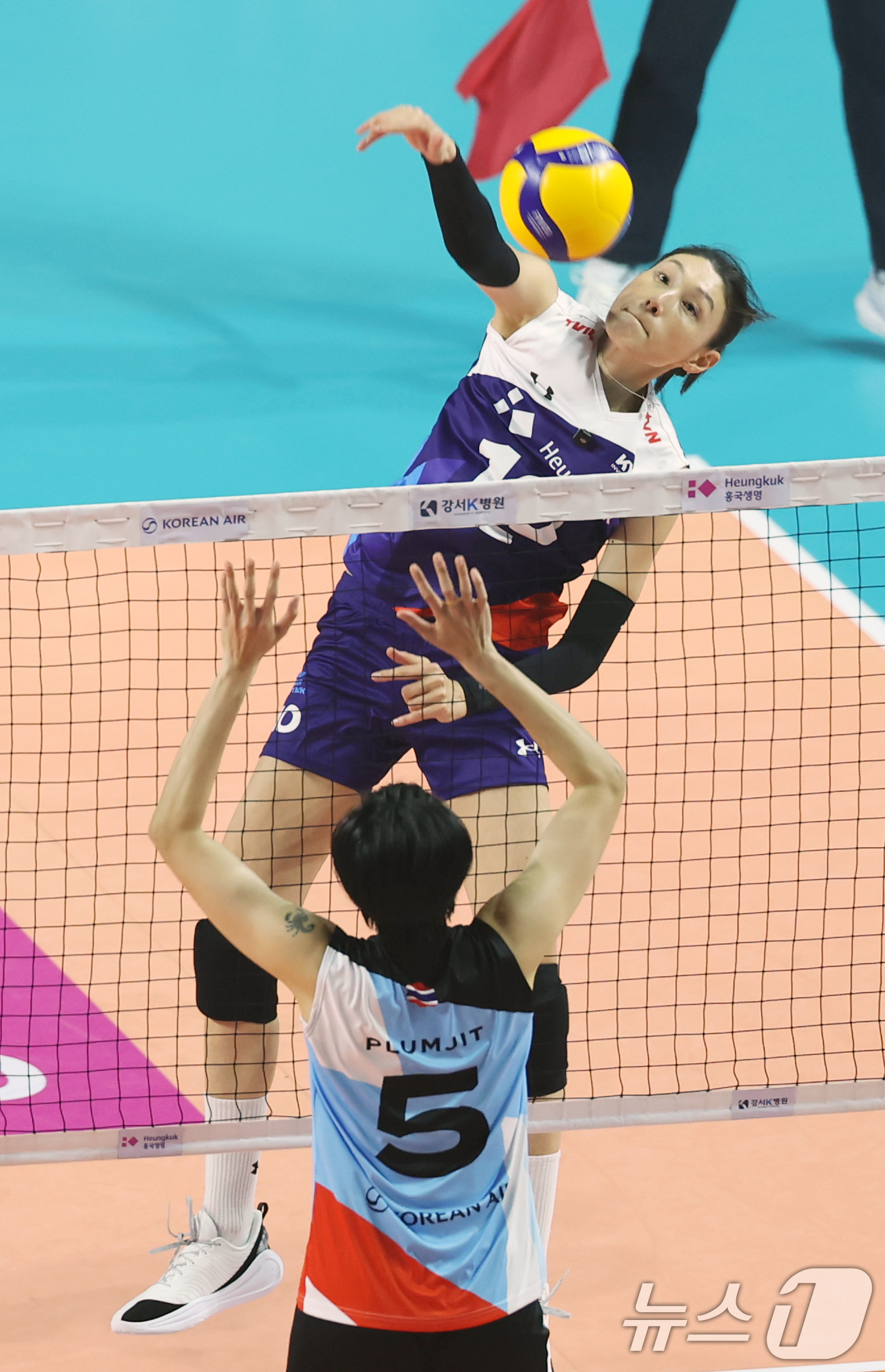 (인천=뉴스1) 이승배 기자 = 배구 레전드 김연경이 18일 인천시 삼산월드체육관에서 열린 'KYK INVITATIONAL(인비테이셔널) 2025' 세계 배구 올스타전 경기에서 스 …