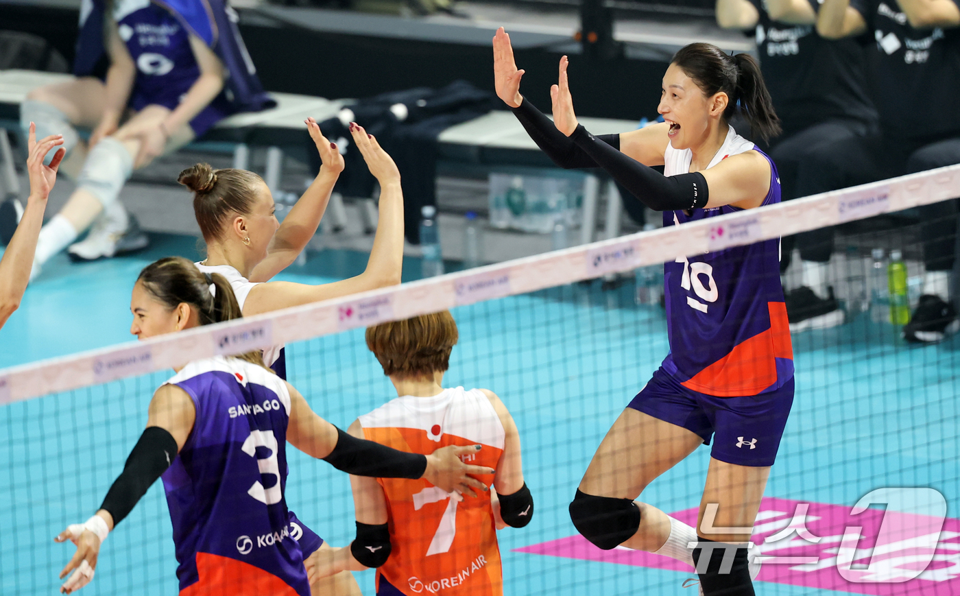 (인천=뉴스1) 이승배 기자 = 배구 레전드 김연경이 18일 인천시 삼산월드체육관에서 열린 'KYK INVITATIONAL(인비테이셔널) 2025' 세계 배구 올스타전 경기에서 스 …