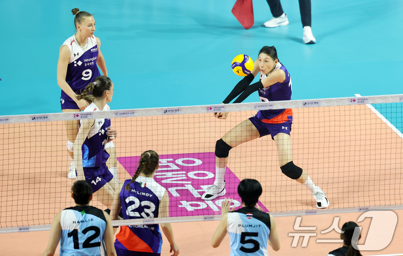 (인천=뉴스1) 이승배 기자 = 배구 레전드 김연경이 18일 인천시 삼산월드체육관에서 열린 'KYK INVITATIONAL(인비테이셔널) 2025' 세계 배구 올스타전 경기에서 스 …