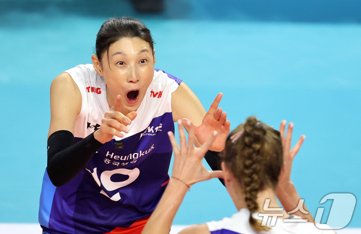 (인천=뉴스1) 이승배 기자 = 배구 레전드 김연경이 18일 인천시 삼산월드체육관에서 열린 'KYK INVITATIONAL(인비테이셔널) 2025' 세계 배구 올스타전 경기에서 스 …