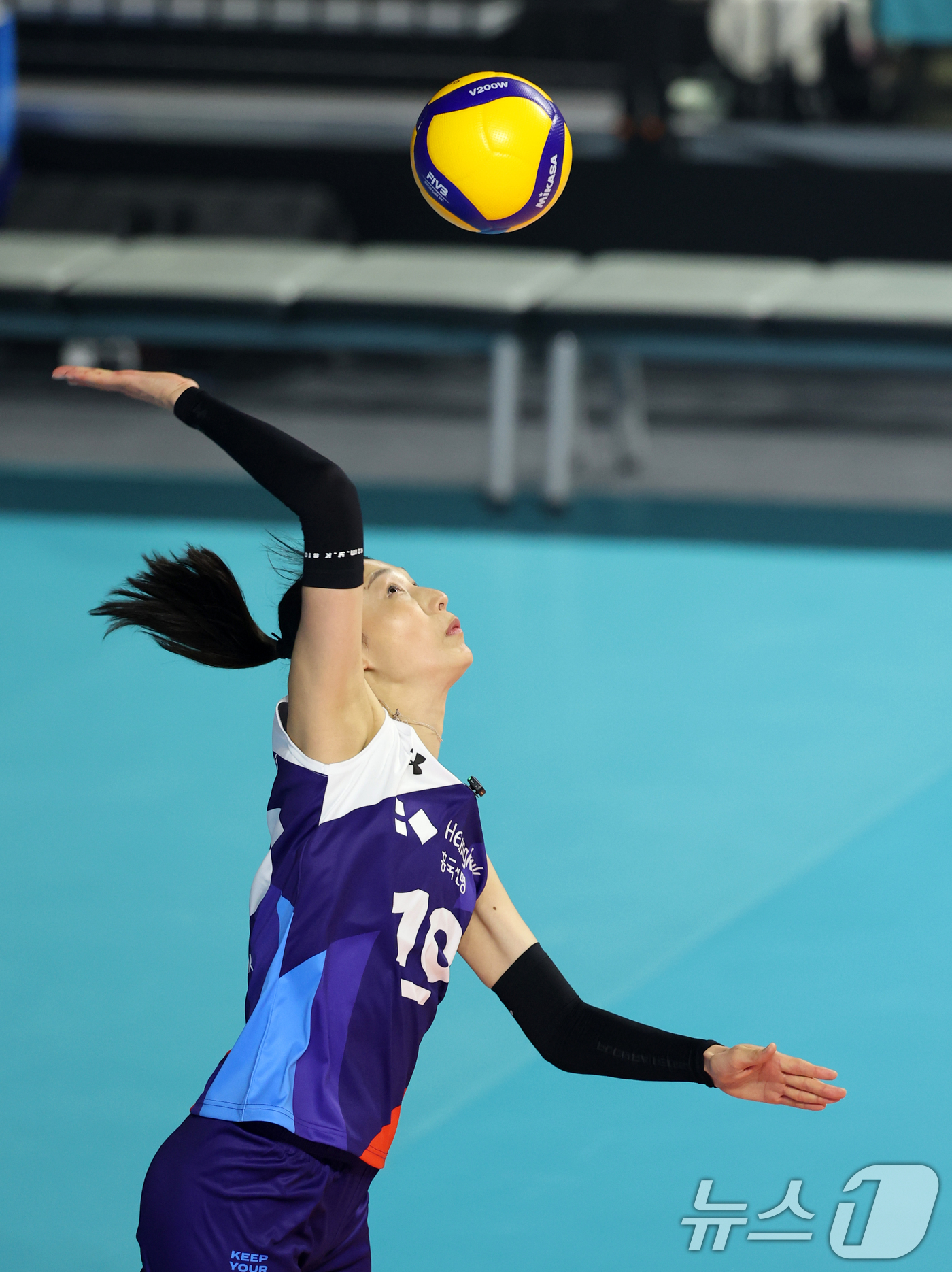 (인천=뉴스1) 이승배 기자 = 배구 레전드 김연경이 18일 인천시 삼산월드체육관에서 열린 'KYK INVITATIONAL(인비테이셔널) 2025' 세계 배구 올스타전 경기에서 스 …