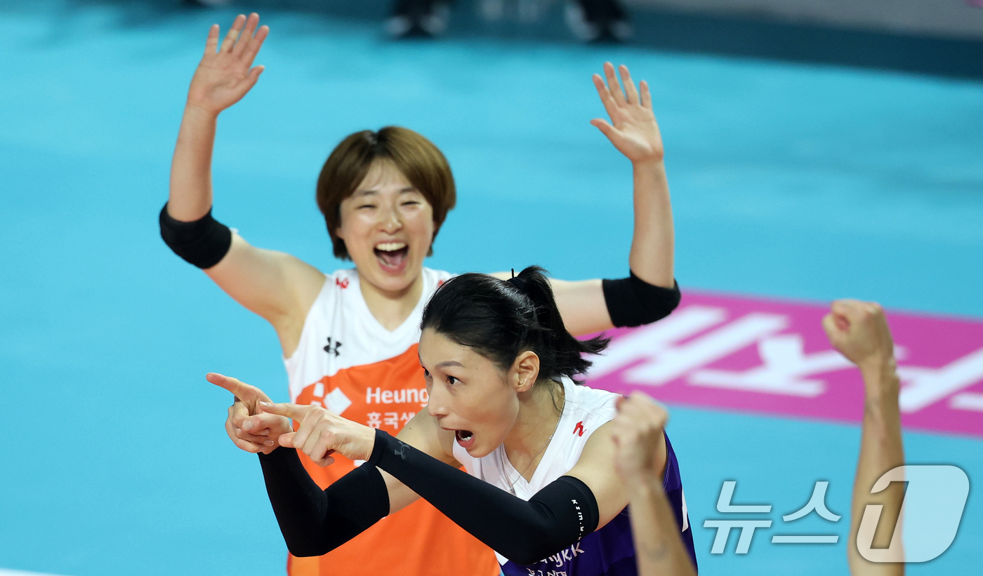 (인천=뉴스1) 이승배 기자 = 배구 레전드 김연경이 18일 인천시 삼산월드체육관에서 열린 'KYK INVITATIONAL(인비테이셔널) 2025' 세계 배구 올스타전 경기에서 스 …