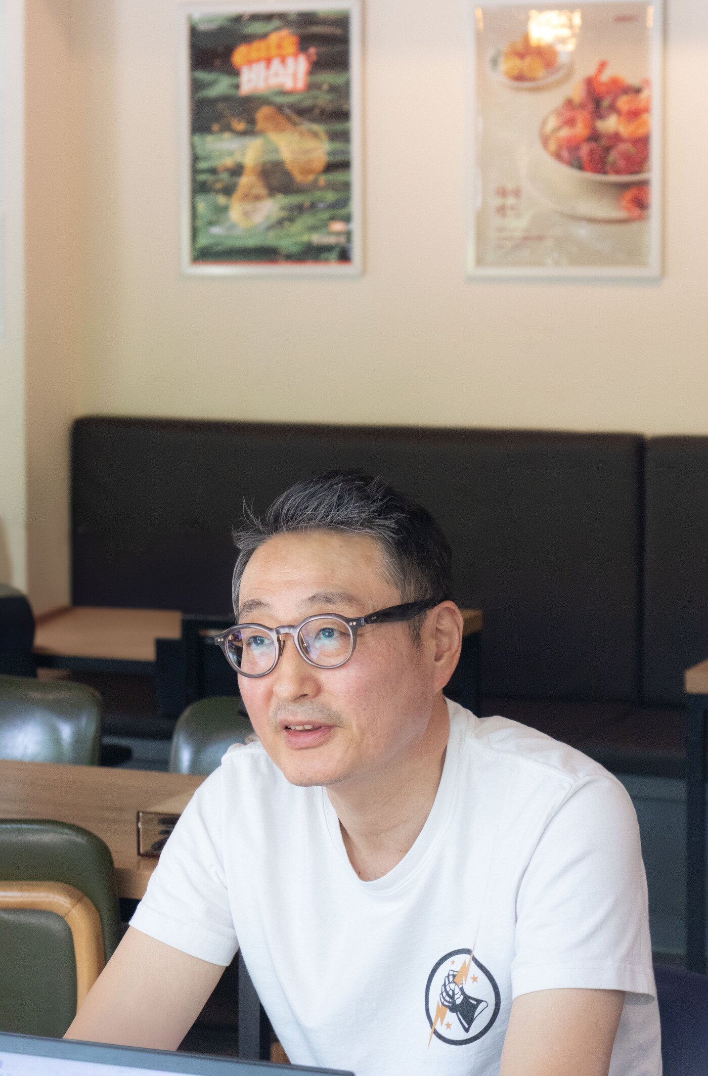 본문 이미지 - 강동윤 점주가 지난 14일 바른치킨 서강대 로봇점에서 인터뷰를 하고 있다.&#40;바른치킨 제공&#41;