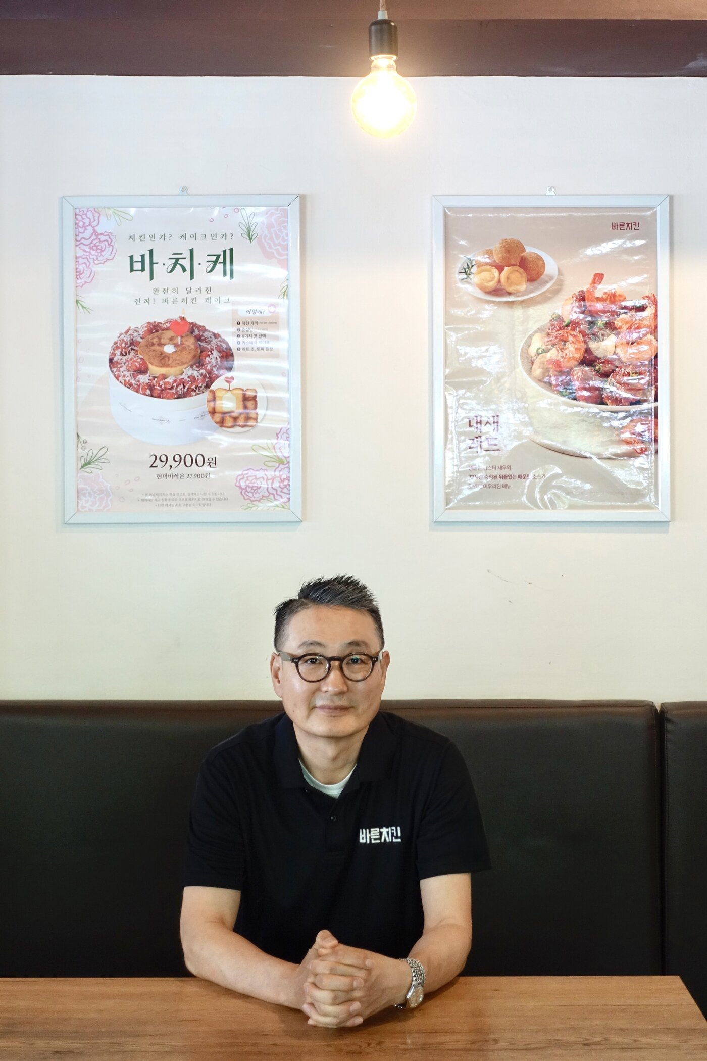 본문 이미지 - 강동윤 점주가 지난 14일 바른치킨 서강대 로봇점에서 포즈를 취하고 있다.&#40;바른치킨 제공&#41;