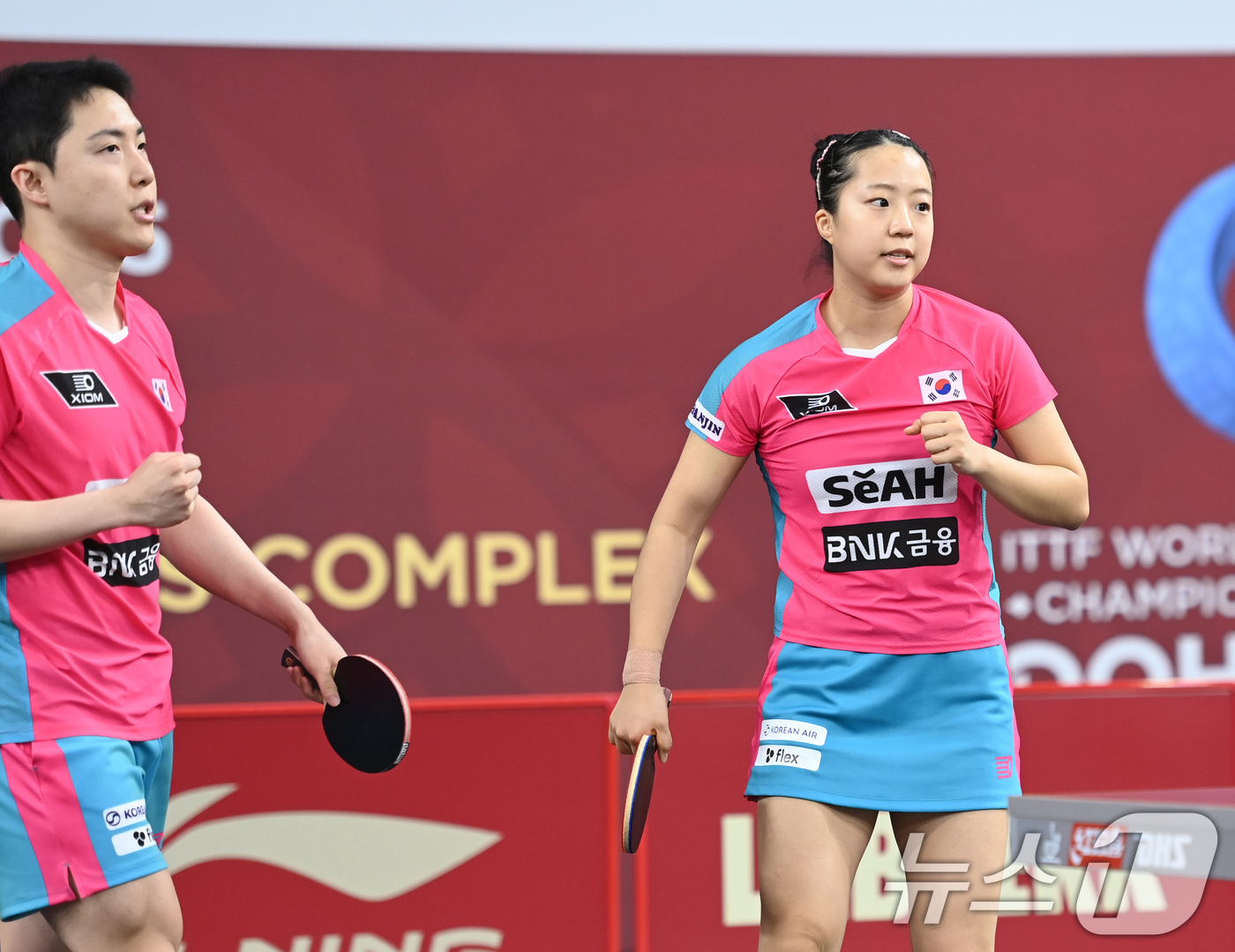 (서울=뉴스1) 김명섭 기자 = 임종훈, 신유빈이 18일 카타르 도하 카타르대학교 스포츠 콤플렉스에서 열린 2025 국제탁구연맹(ITTF) 세계선수권대회 혼성복식 64강 홍콩 챈 …