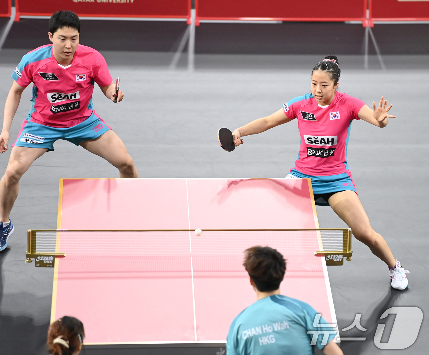 (서울=뉴스1) 김명섭 기자 = 임종훈, 신유빈이 18일 카타르 도하 카타르대학교 스포츠 콤플렉스에서 열린 2025 국제탁구연맹(ITTF) 세계선수권대회 혼성복식 64강 홍콩 챈 …