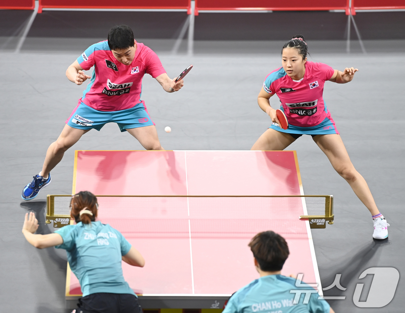 (서울=뉴스1) 김명섭 기자 = 임종훈, 신유빈이 18일 카타르 도하 카타르대학교 스포츠 콤플렉스에서 열린 2025 국제탁구연맹(ITTF) 세계선수권대회 혼성복식 64강 홍콩 챈 …