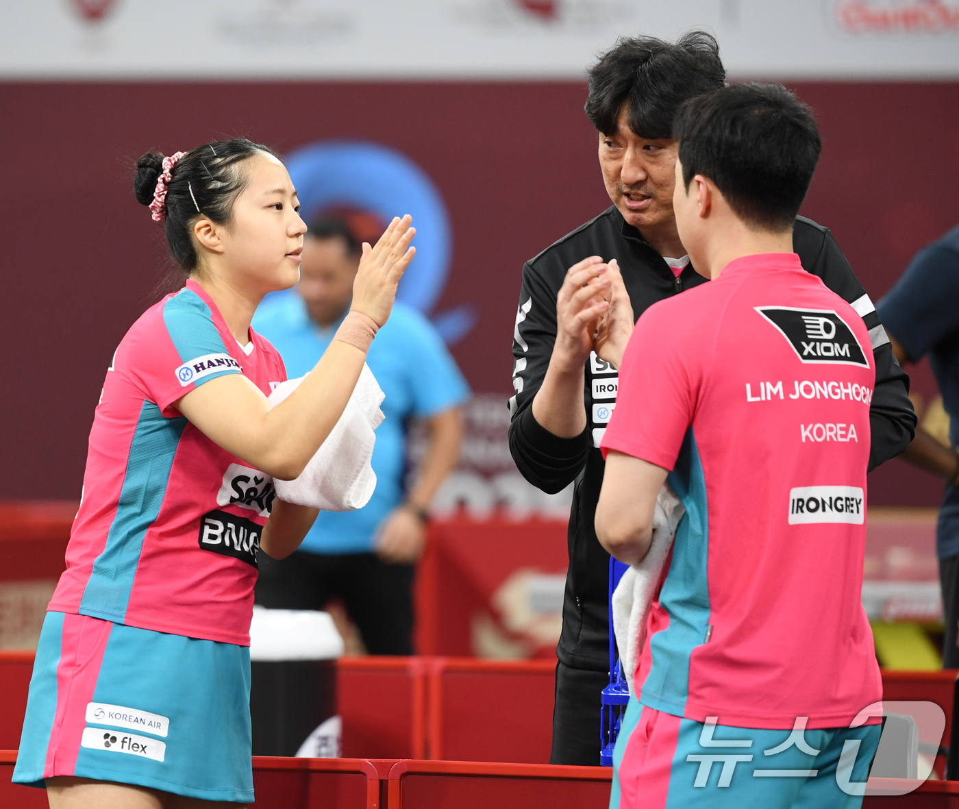 (서울=뉴스1) 김명섭 기자 = 임종훈, 신유빈이 18일 카타르 도하 카타르대학교 스포츠 콤플렉스에서 열린 2025 국제탁구연맹(ITTF) 세계선수권대회 혼성복식 64강 홍콩 챈 …