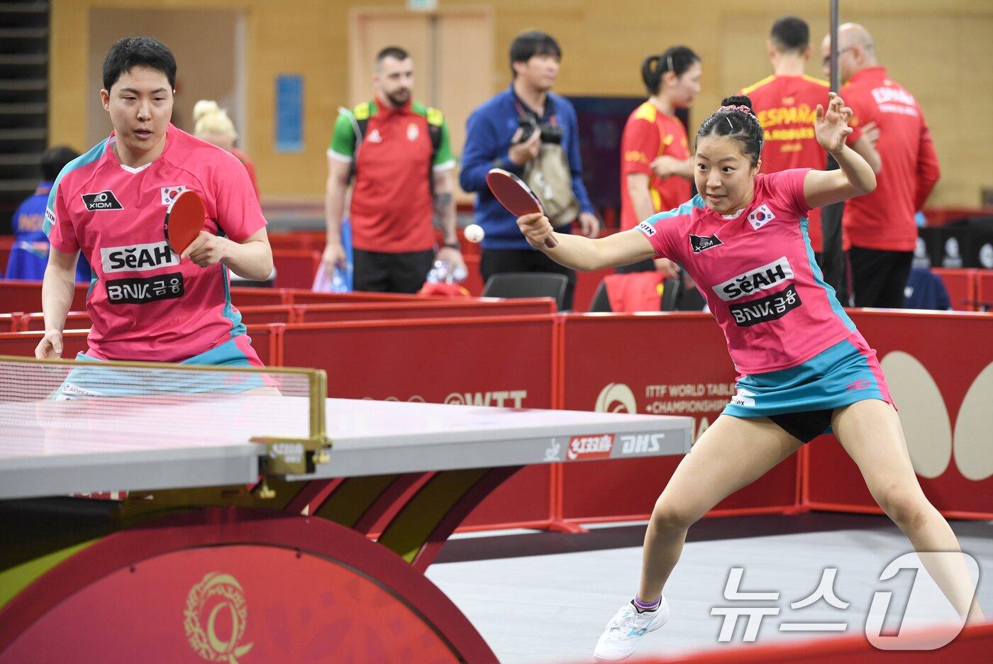 본문 이미지 - 임종훈, 신유빈이 18일 카타르 도하 카타르대학교 스포츠 콤플렉스에서 열린 2025 국제탁구연맹(ITTF) 세계선수권대회 혼성복식 64강 홍콩 챈 볼드윈, 주청주 조와 경기를 펼치고 있다. (사진공동취재단) 2025.5.18/뉴스1 ⓒ News1 김명섭 기자