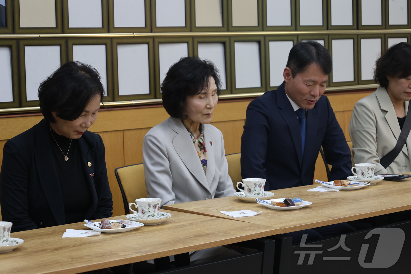(광주=뉴스1) = 김문수 국민의힘 대통령 후보 부인 설난영 여사가 18일 오후 광주 남구 광주양림교회를 방문해 김현준 목사와 기도하고 있다. 광주양림교회는 인요한 의원 외증조부인 …