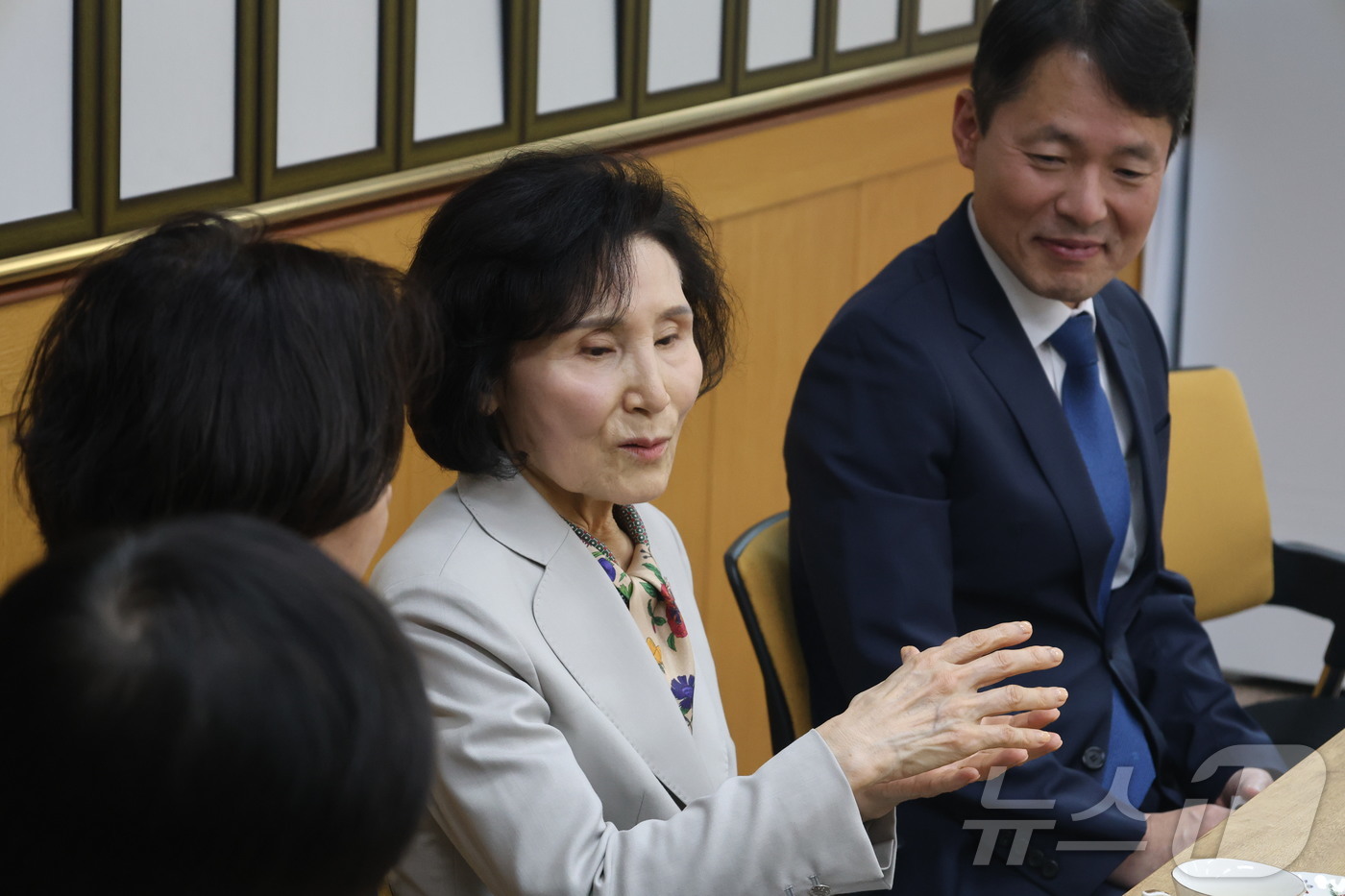 (광주=뉴스1) = 김문수 국민의힘 대통령 후보 부인 설난영 여사가 18일 오후 광주 남구 광주양림교회를 방문해 김현준 목사를 예방하고 있다. 광주양림교회는 인요한 의원 외증조부인 …