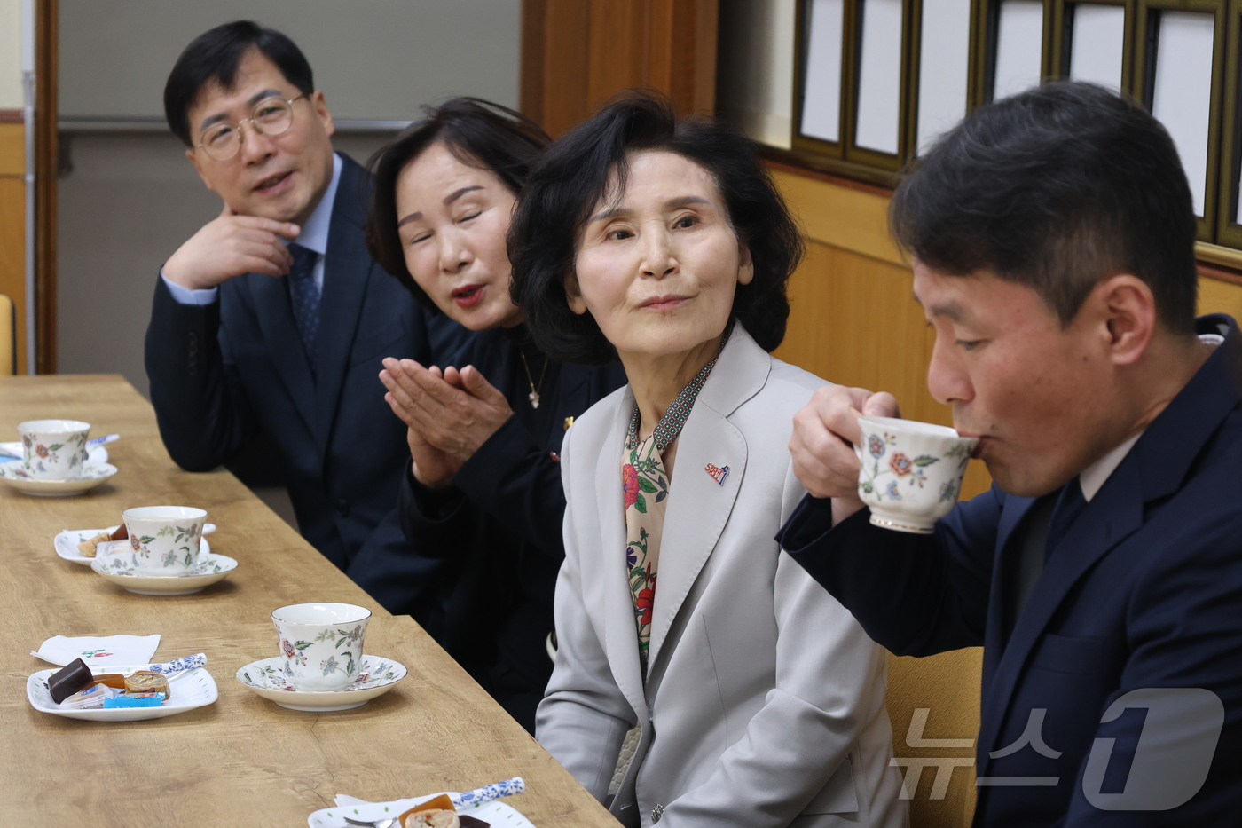(광주=뉴스1) = 김문수 국민의힘 대통령 후보 부인 설난영 여사가 18일 오후 광주 남구 광주양림교회를 방문해 김현준 목사를 예방하고 있다. (국민의힘 제공, 재판매 및 DB 금 …