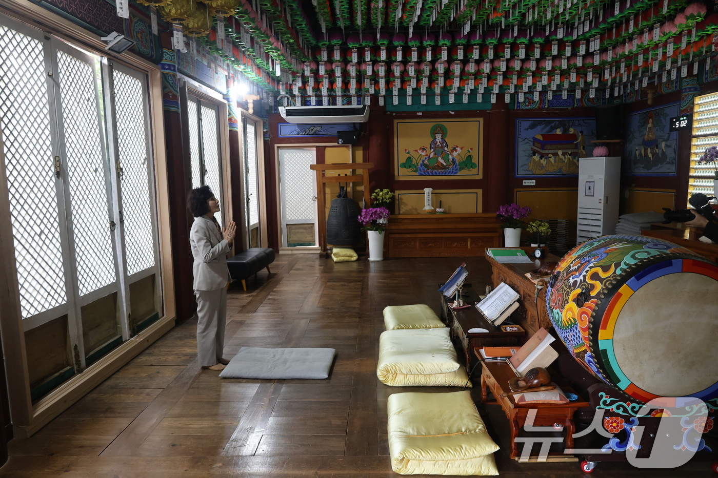 (광주=뉴스1) = 김문수 국민의힘 대통령 후보 부인 설난영 여사가 18일 오후 광주 무등산에 위치한 원효사를 방문해 참배하고 있다. (국민의힘 제공, 재판매 및 DB 금지) 20 …