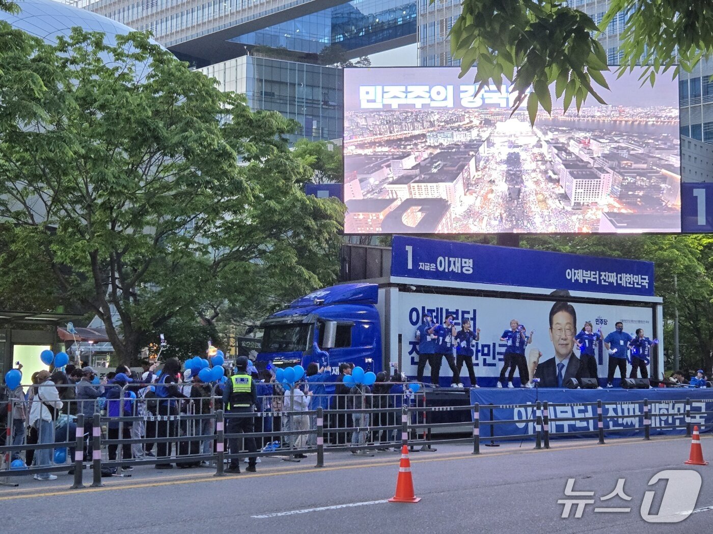 본문 이미지 - 이재명 더불어민주당 후보의 유세차 위에서 춤을 추며 응원을 이어가는 모습 2025.5.18/뉴스1 ⓒ손승환 기자