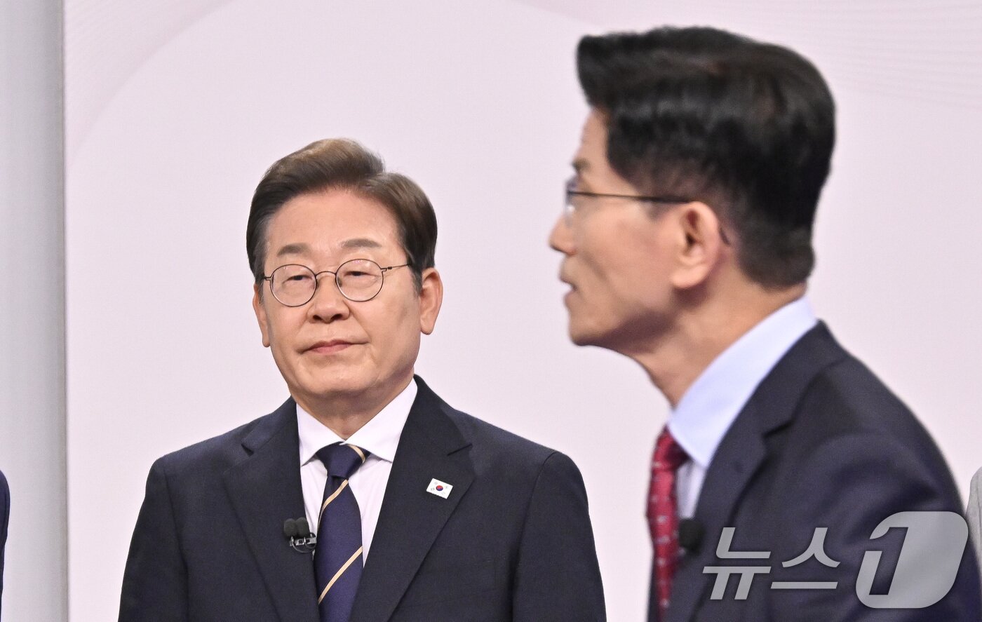 본문 이미지 - 김문수 국민의힘 대통령 후보가 18일 서울 마포구 SBS프리즘타워에서 열린 중앙선거방송토론위원회 주관 제21대 대통령선거 후보자토론회에 참석하고 있다. 왼쪽은 이재명 더불어민주당 대통령 후보. 2025.5.18/뉴스1 ⓒ News1 국회사진취재단