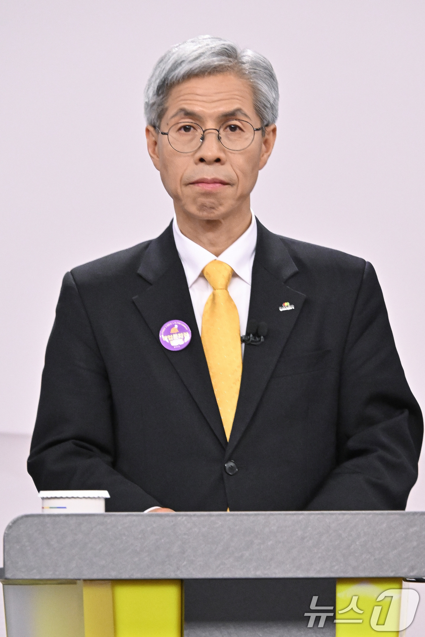 (서울=뉴스1) 국회사진취재단 = 권영국 민주노동당 대통령 후보가 18일 서울 마포구 SBS프리즘타워에서 열린 중앙선거방송토론위원회 주관 제21대 대통령선거 후보자 토론회에서 토론 …