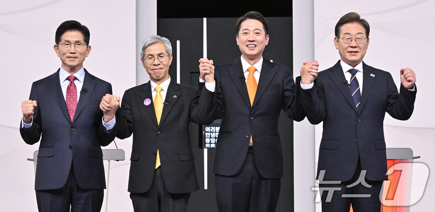 (서울=뉴스1) 국회사진취재단 = 18일 서울 마포구 SBS프리즘타워에서 열린 중앙선거방송토론위원회 주관 제21대 대통령선거 후보자토론회에서 각 정당 대선 후보들이 선전을 다짐하고 …