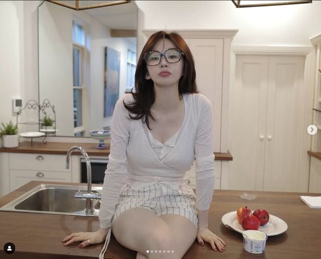 강민경, 아일랜드 식탁 위에 걸터앉아…청순 섹시 '긱시크' [N샷]