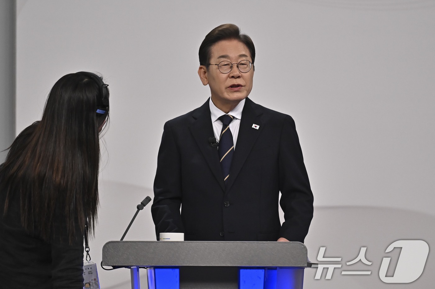 (서울=뉴스1) 국회사진취재단 = 이재명 더불어민주당 대통령 후보가 18일 서울 마포구 SBS프리즘타워에서 중앙선거방송토론위원회 주관 제21대 대통령선거 후보자 토론회 준비를 하고 …