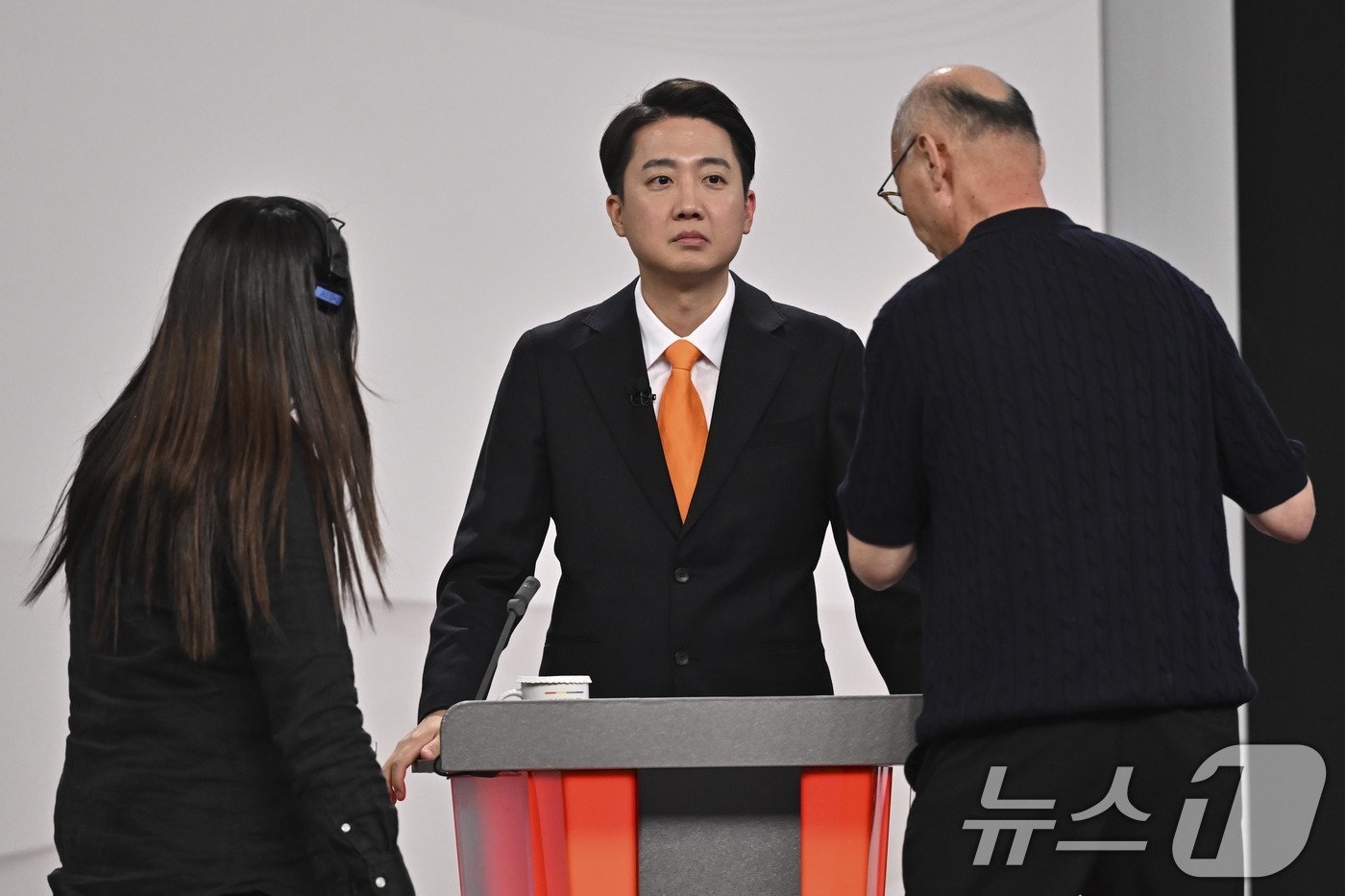 (서울=뉴스1) 국회사진취재단 = 이준석 개혁신당 대통령 후보가 18일 서울 마포구 SBS프리즘타워에서 중앙선거방송토론위원회 주관 제21대 대통령선거 후보자 토론회 준비를 하고 있 …