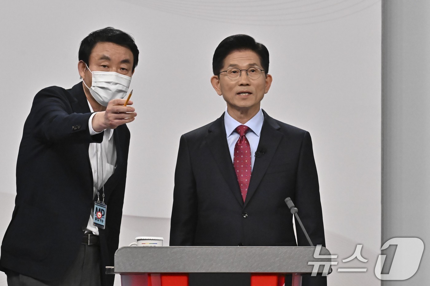 (서울=뉴스1) 국회사진취재단 = 김문수 국민의힘 대통령 후보가 18일 서울 마포구 SBS프리즘타워에서 중앙선거방송토론위원회 주관 제21대 대통령선거 후보자 토론회 준비를 하고 있 …