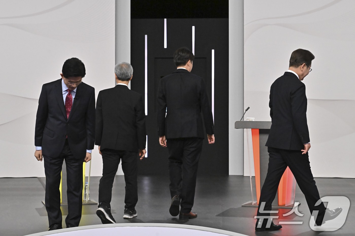 (서울=뉴스1) 국회사진취재단 = 국민의힘 김문수(왼쪽부터), 민주노동당 권영국, 개혁신당 이준석, 더불어민주당 이재명 대통령 후보가 18일 서울 마포구 SBS프리즘타워에서 중앙선 …