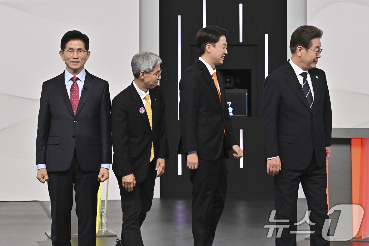 (서울=뉴스1) 국회사진취재단 = 국민의힘 김문수(왼쪽부터), 민주노동당 권영국, 개혁신당 이준석, 더불어민주당 이재명 대통령 후보가 18일 서울 마포구 SBS프리즘타워에서 중앙선 …
