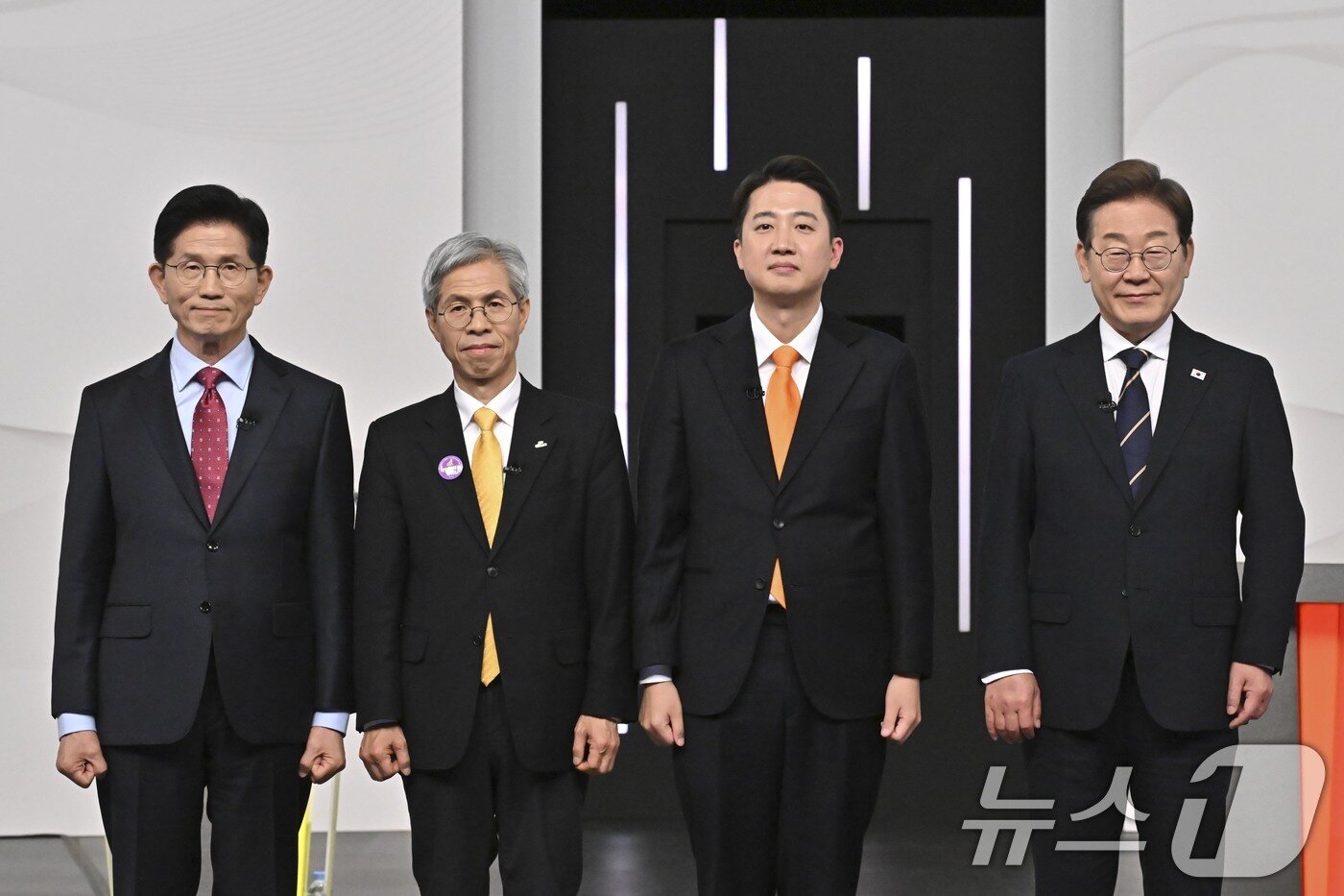 본문 이미지 - 국민의힘 김문수&#40;왼쪽부터&#41;, 민주노동당 권영국, 개혁신당 이준석, 더불어민주당 이재명 대통령 후보가 18일 서울 마포구 SBS프리즘타워에서 중앙선거방송토론위원회 주관 제21대 대통령선거 후보자 토론회 기념 촬영을 하고 있다. 2025.5.18/뉴스1 ⓒ News1 국회사진취재단