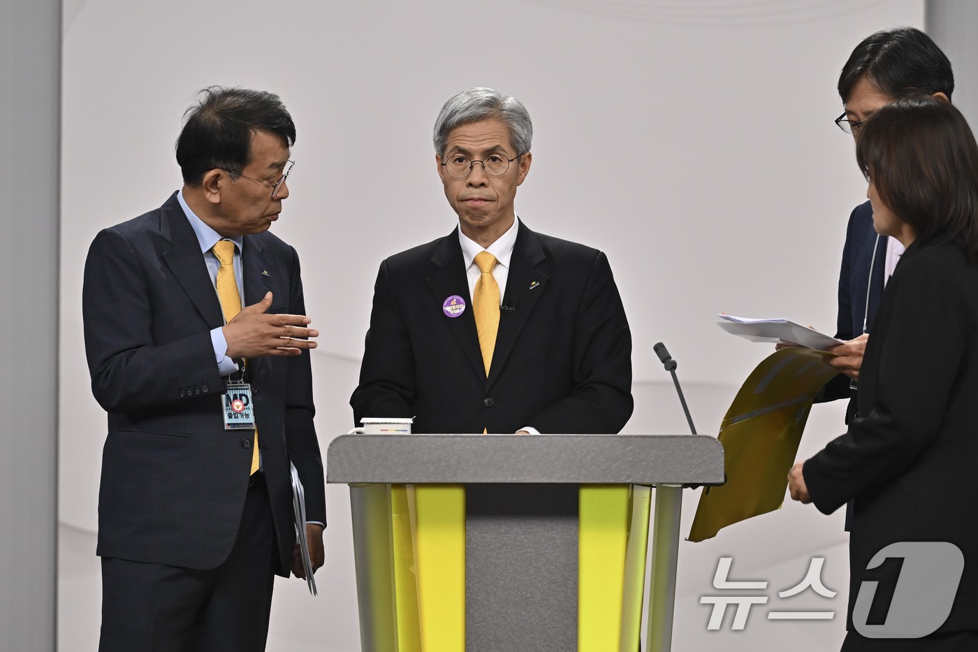 (서울=뉴스1) 국회사진취재단 = 권영국 민주노동당 대통령 후보가 18일 서울 마포구 SBS프리즘타워에서 중앙선거방송토론위원회 주관 제21대 대통령선거 후보자 토론회 준비를 하고 …