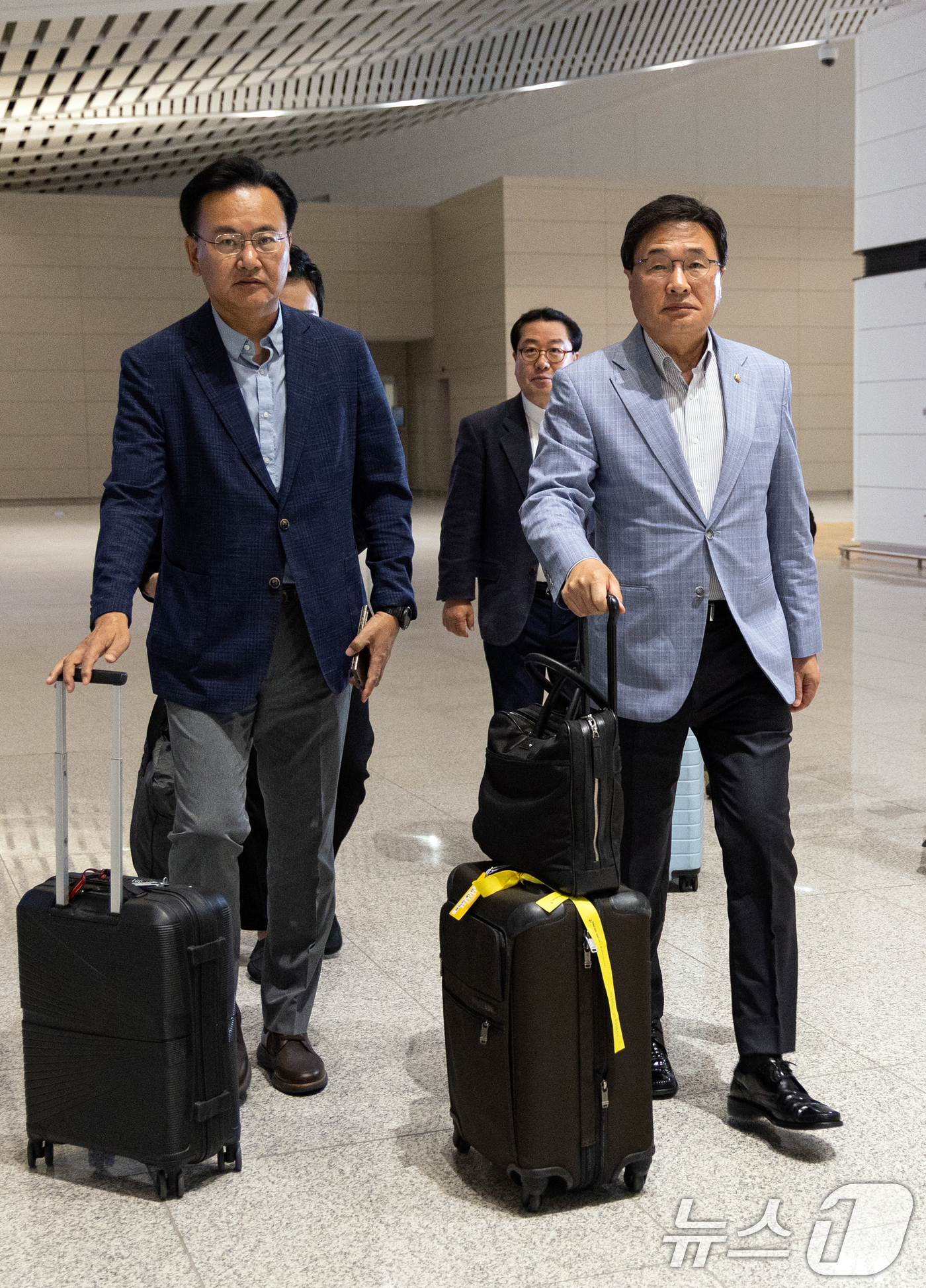 (인천공항=뉴스1) 이승배 기자 = 유상범 국민의힘 의원(왼쪽), 김대식 의원이 18일 인천국제공항에서 홍준표 전 대구시장의 선대위 합류 설득을 위해 미국 하와이로 출국하고 있다. …