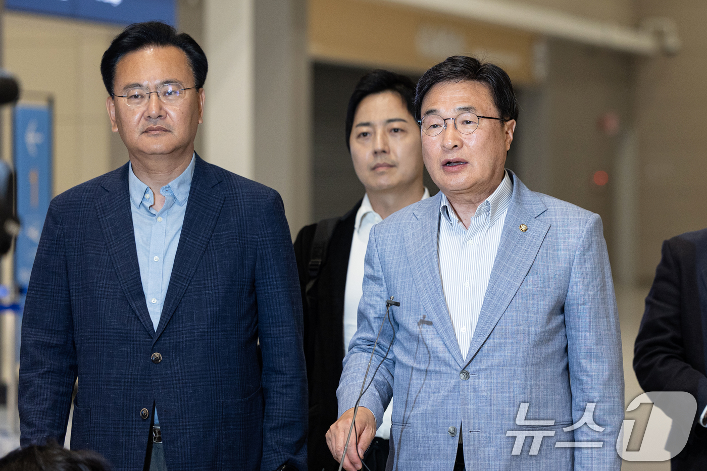 (인천공항=뉴스1) 이승배 기자 = 유상범 국민의힘 의원(왼쪽), 김대식 의원이 18일 인천국제공항에서 홍준표 전 대구시장의 선대위 합류 설득을 위해 미국 하와이로 출국하기 전 취 …