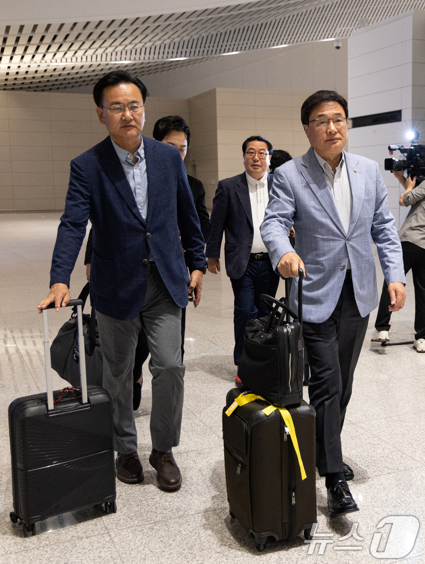 (인천공항=뉴스1) 이승배 기자 = 유상범 국민의힘 의원(왼쪽), 김대식 의원이 18일 인천국제공항에서 홍준표 전 대구시장의 선대위 합류 설득을 위해 미국 하와이로 출국하고 있다. …