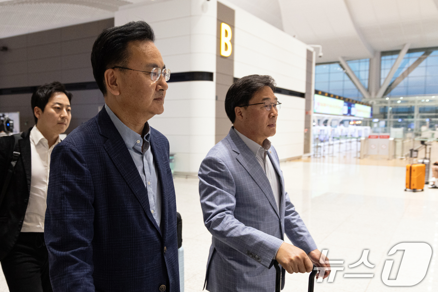 (인천공항=뉴스1) 이승배 기자 = 유상범 국민의힘 의원(왼쪽), 김대식 의원이 18일 인천국제공항에서 홍준표 전 대구시장의 선대위 합류 설득을 위해 미국 하와이로 출국하고 있다. …