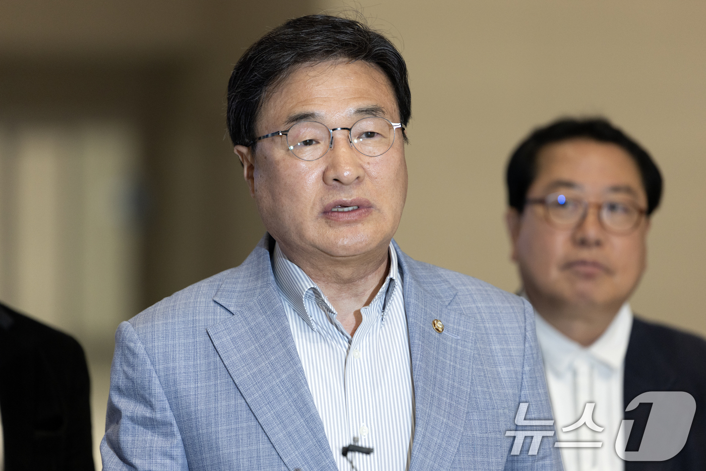 (인천공항=뉴스1) 이승배 기자 = 김대식 국민의힘 의원이 18일 인천국제공항에서 홍준표 전 대구시장의 선대위 합류 설득을 위해 미국 하와이로 출국하기 전 취재진의 질문에 답하고 …